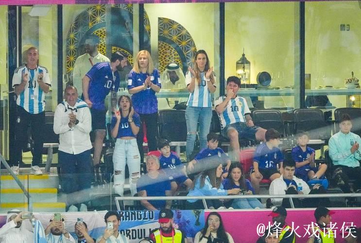 印度女主持一身红裙与梅西共同漫步绿茵场